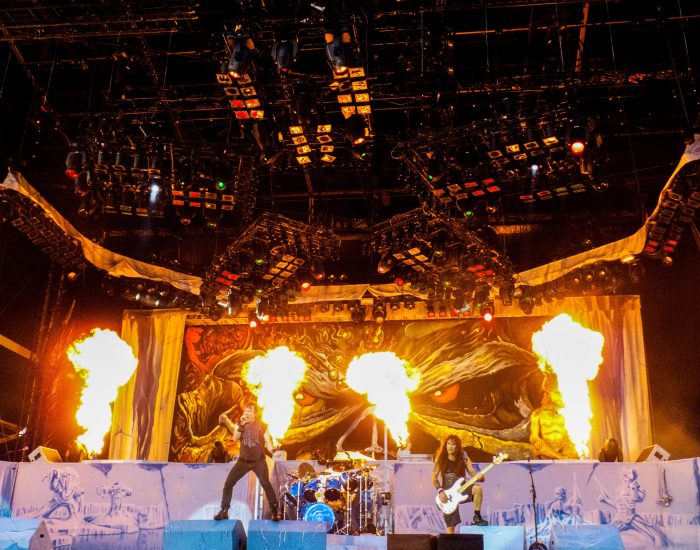 Metalliyhtyeen lavashow on näyttävä